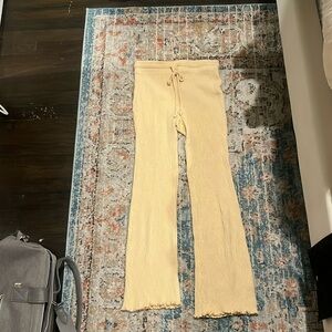 Never worn yellow billabong lounge pants (M)